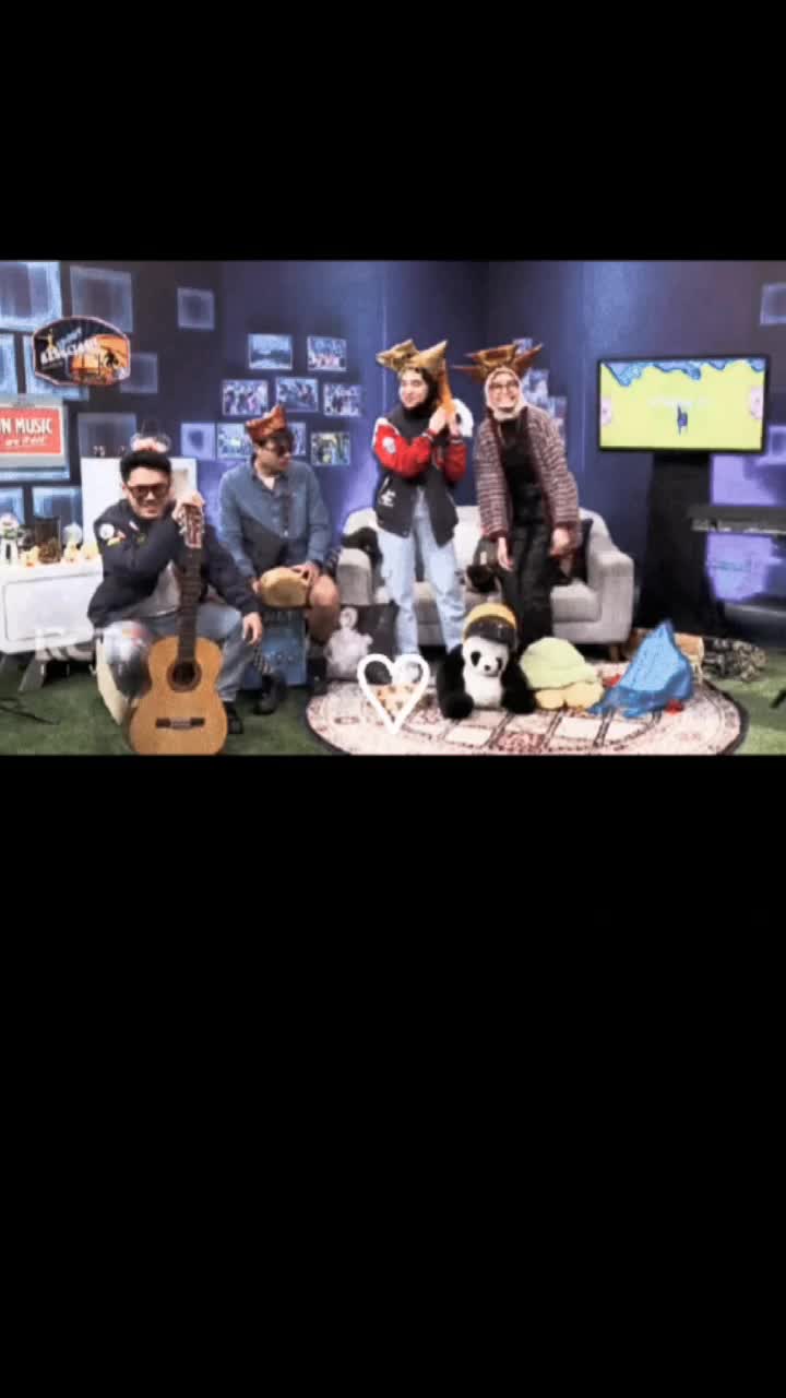 makasih buat panaroma udah menghibur aku dari aku yang cengeng banget sekarang udah happy setiap hari nya semoga kalian sehat selalu ya amin