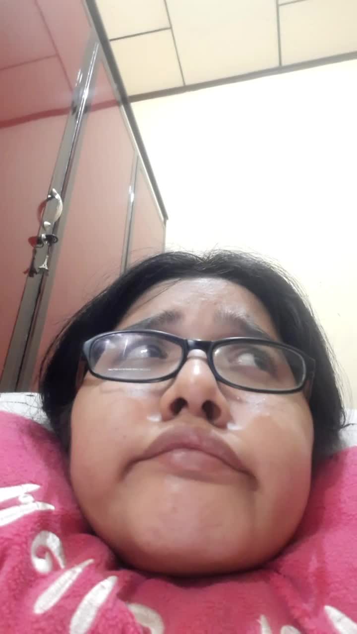 ini Oliv rese yaa.. segala pamer lubang idung lagi