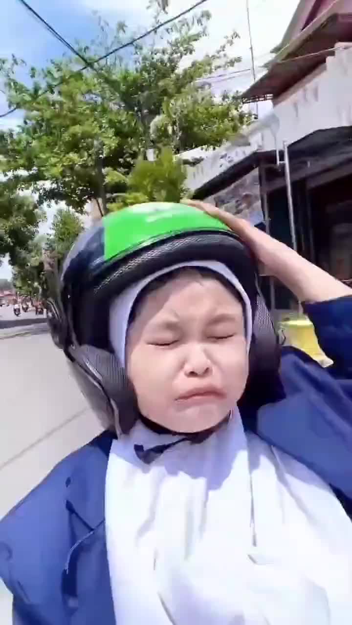Udah Lelah Penutup Helmnya