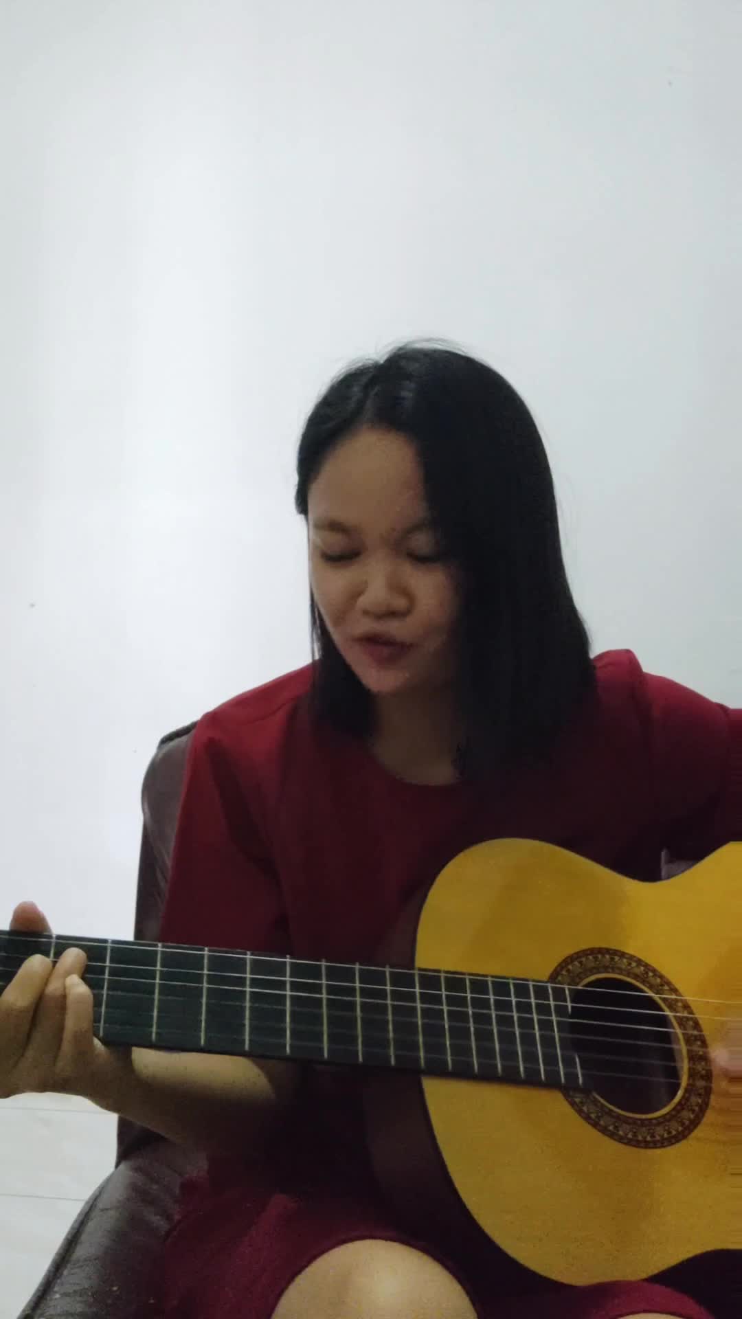 MI2022_Gwie Angelina_Menyanyi