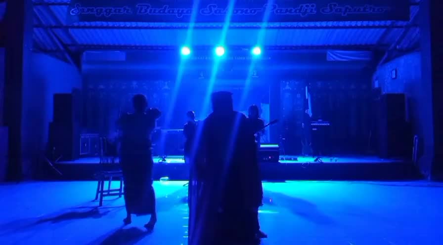 lagu cipt sendri judul Soekarno band ini dberi nama sang saka terdiri dr Ivanka sbgai VOC n ozy sbgai gitaris..x factor Indonesia 2021