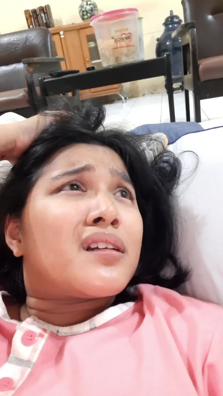 orang udh mau tidur, dia malah nyelonong masuk dan nanya2 maraton, ya bingung guwehhhhhhhh