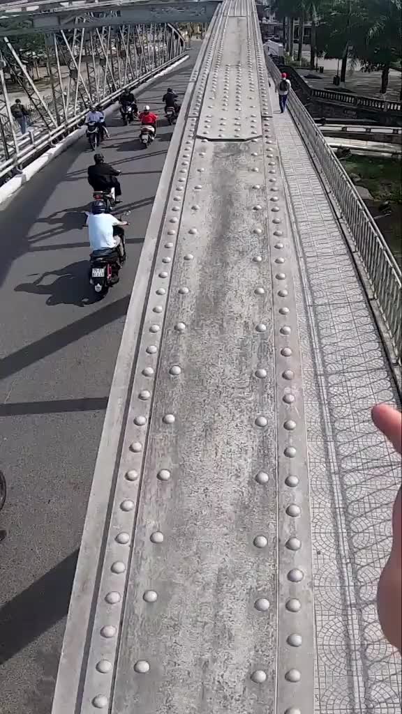 lari di ats jembatan