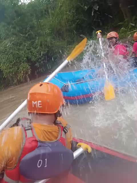 Zahra kepeleset membuat Semua tertawa...🤣🤣🤣🤣arung jeram tak seram  jadinya 😊🙏 thanks guy's 🌼