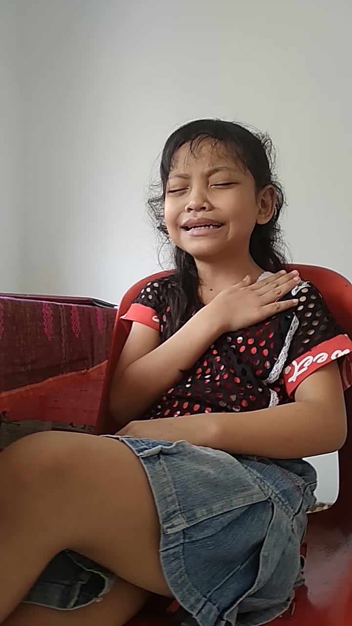 hebat anak ini bernama kasih,umur 7 tahun dia mencoba akting 