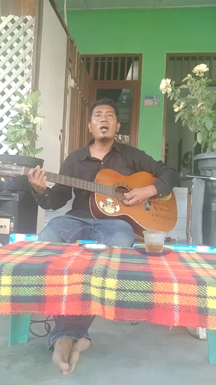 Assalamualaikum. semua sahabat seIndonesia. saya Citra Santoso dari lubuk Pakam Deli serdang sumut. COVER WAWAWA(Nidji Bila Aku Jatuh Cinta)