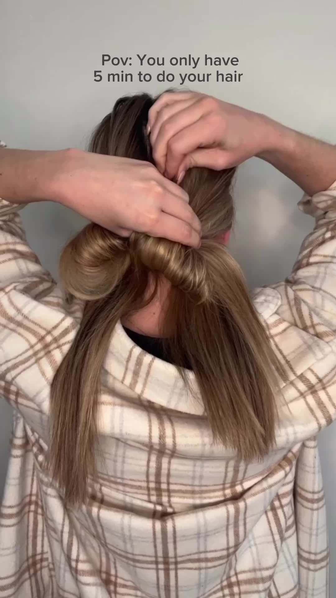 Cuma punya waktu 5 menit buat style rambut? bisa coba style ini guyss