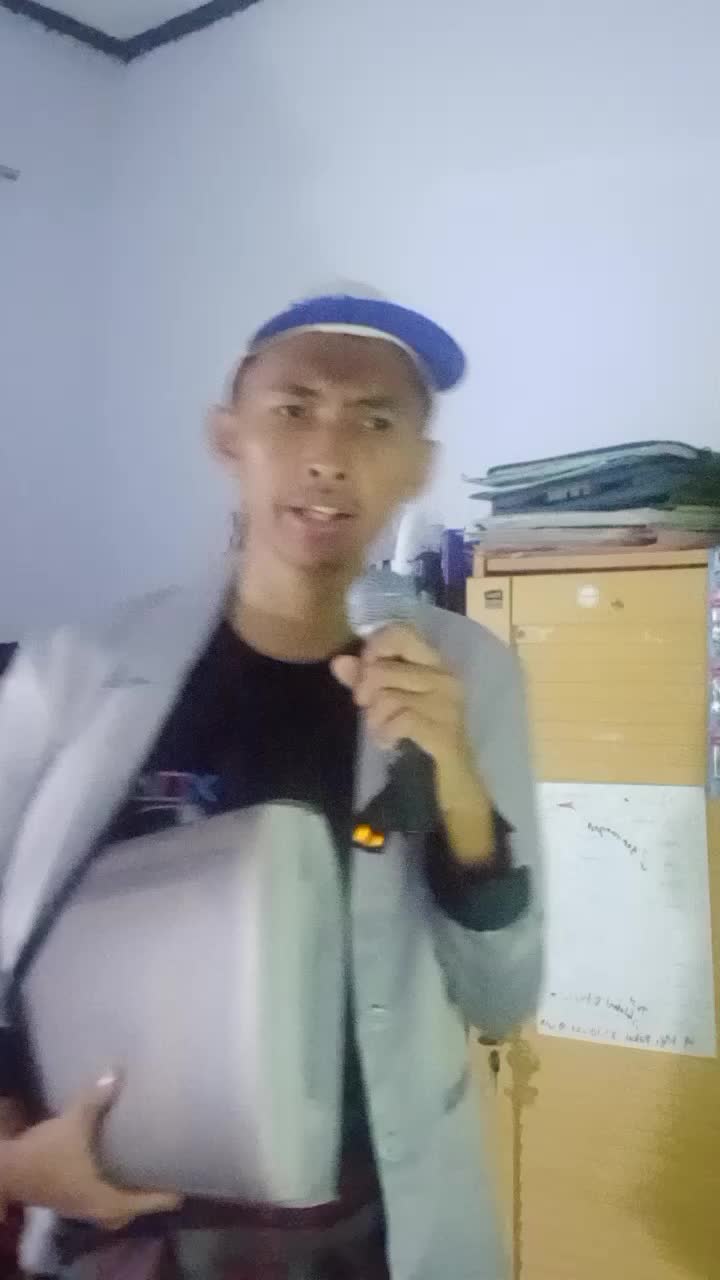 Ini waktu tinggal 11 menit lagi, saya tadi disuruh turun sekarang suruh nyanyi, yang bener yg mana nih😵