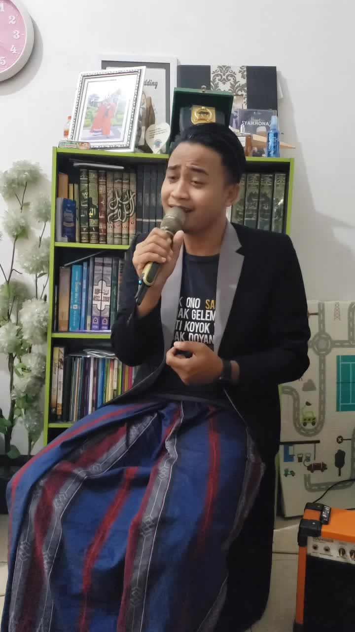 Muhammad radea asal kota Malang, usia 28tahun, [ rapuh (opick), dan sholawat badar ]