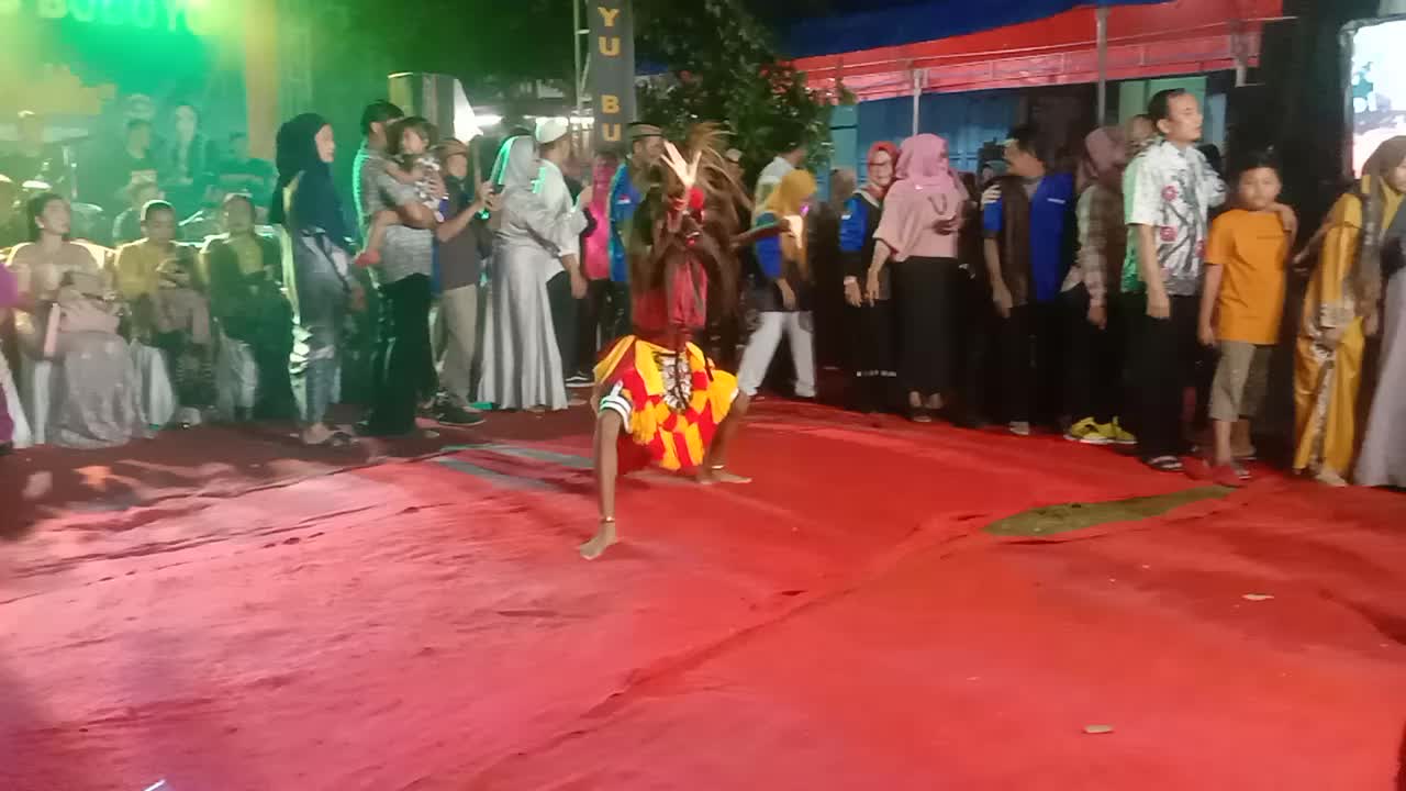 selalu berusaha menghibur 