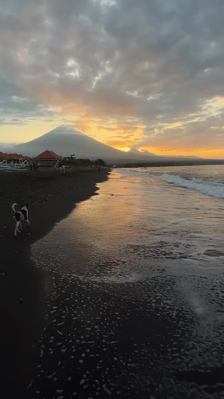 Who wants to take a short getaway exploring this beautiful east part of Bali? 😍 Majestic sunset moment at Amed Beach 