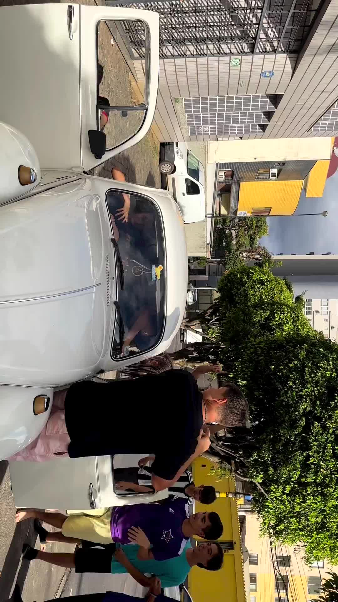 ada yang bisa itung muat berapa orang di mobil