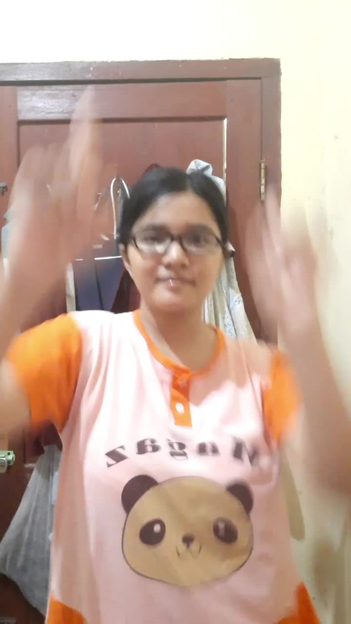 latihan koreografi. masih kaku dek. latihan terus yaa biar elastis.
