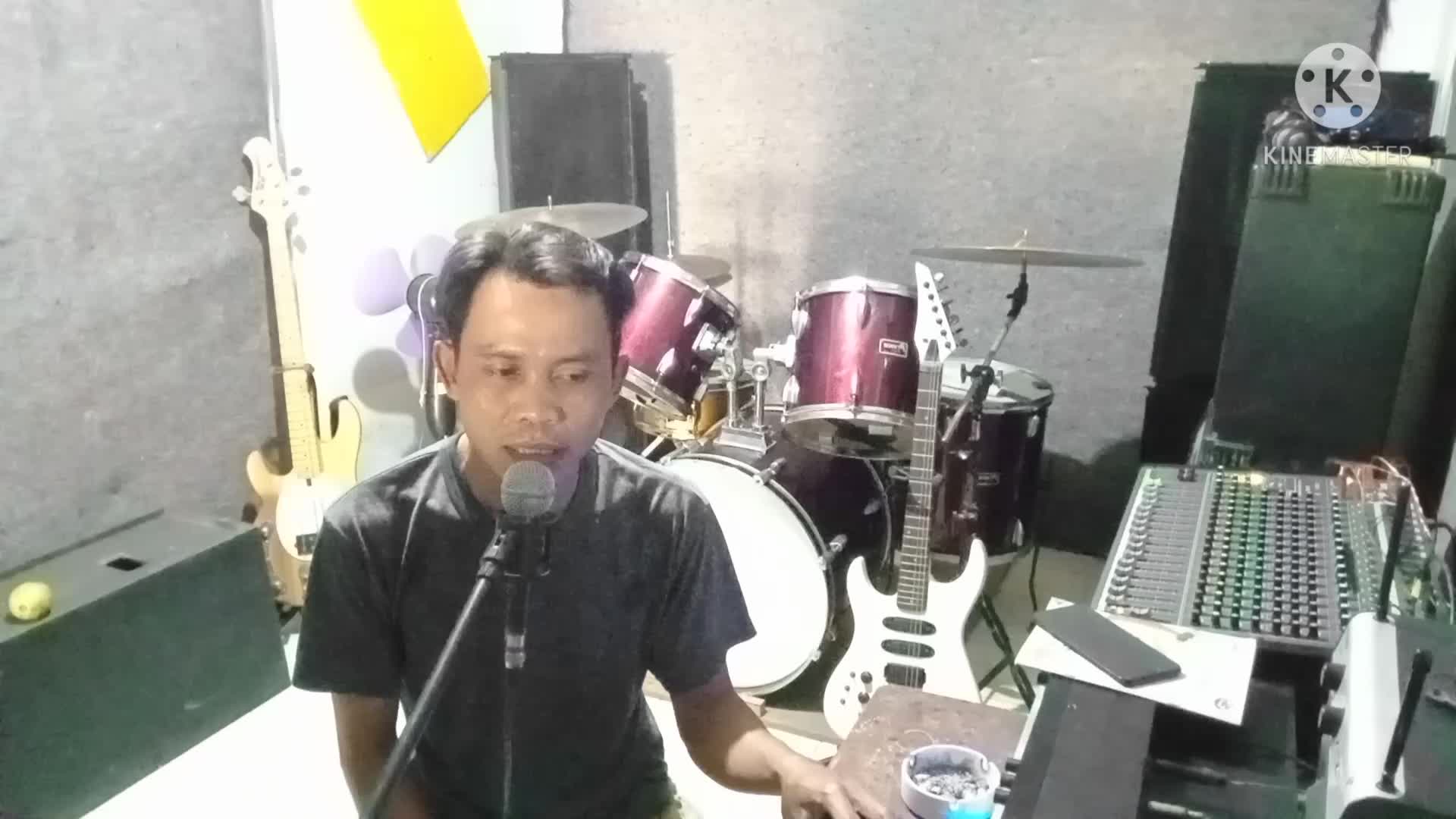 Cincin Putih caca handika,,, nama saya Sugianto asal dari kabupaten bekasi tepatnya desa jatibaru,  usia  saya 38 tahun ,hibi saya bernyanyi