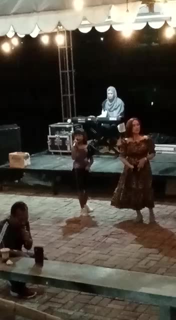 JENEIRO DAVANA nyanyi di KETAPANG RIVERSIDE bersama Cinderella music.