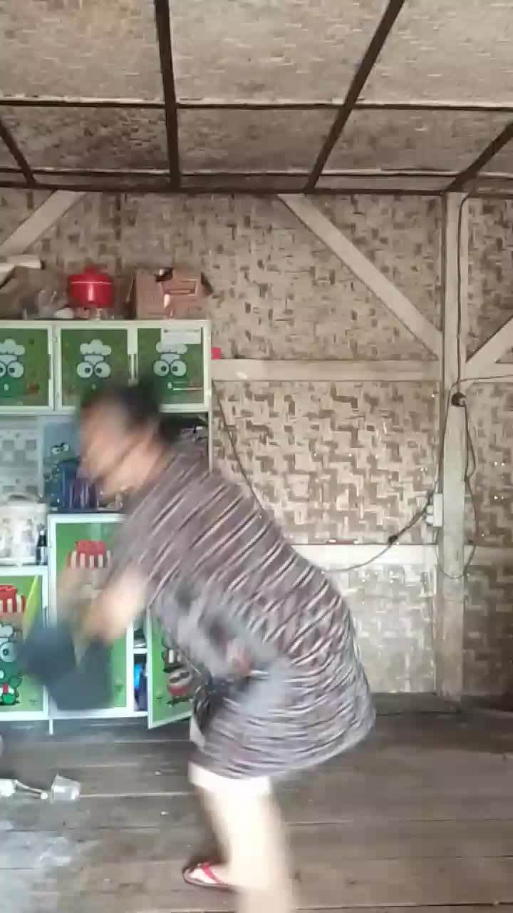 astagfirullah gak kuat pengen ketawa,mana lupa bawa embar nya lagi 🤣🤣