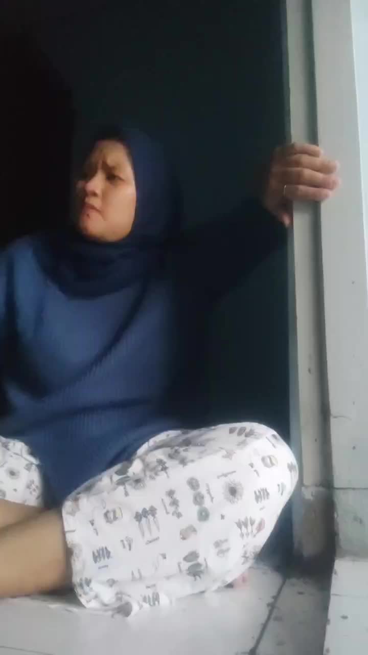  emak gue yang gak denger kalo gak kenceng ngmongnya
