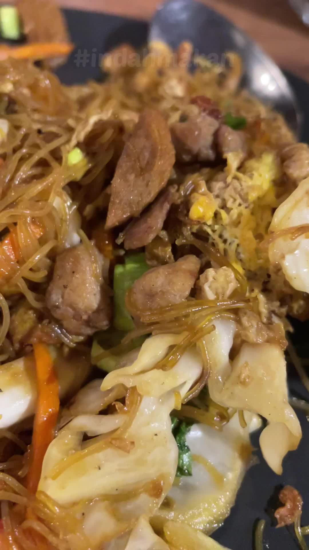 KULINER BIHUN GORENG DI SUASANA CAFE YANG HOMEY DI BELITUNG. 📍Busu Corner