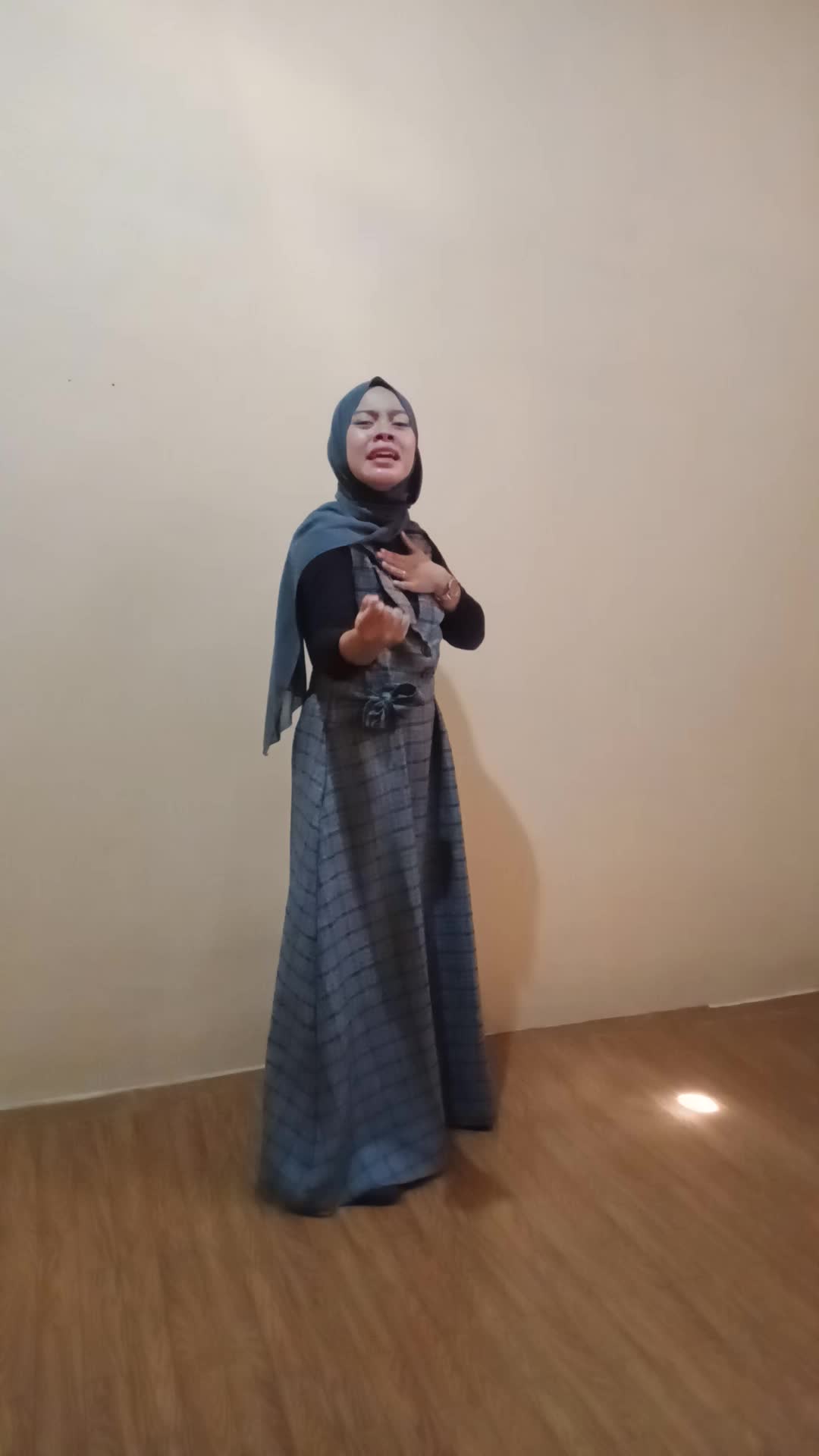 Assalamualaikum wr wb saya Ely dari Sumut kab labusel.motifasi saya ikut audisi ini saya ingin sekali mengangkat derajat org tua saya