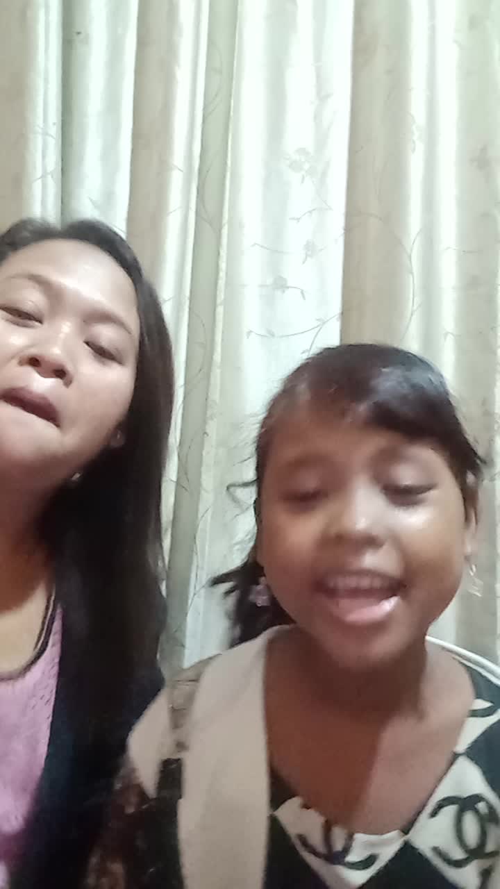 nyanyi bareng mamah lagi😂LAGU CINTAMU SEPAHIT TOPI MIRING .Semoga terhibur...