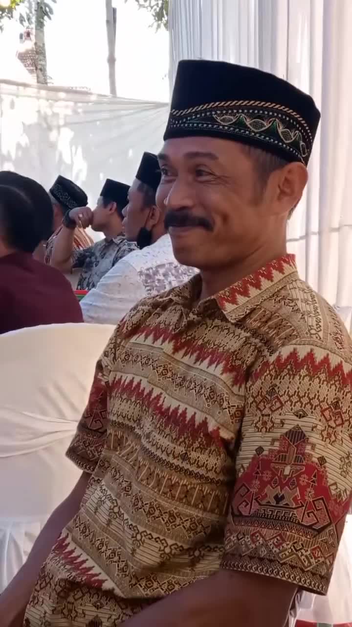 Bapaknya Full Senyum
