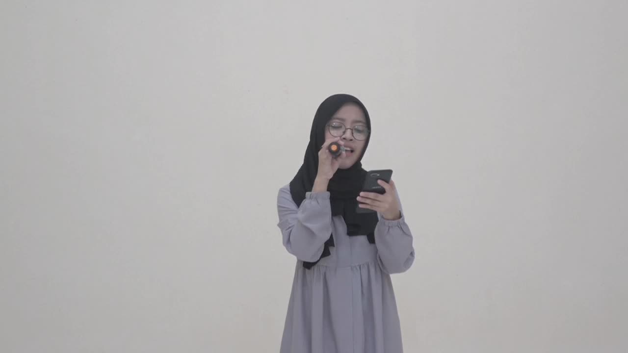 haii perkenalkan nama saya putri aulia saleha saya berumur 17 tahun, saya adalah siswi man 2 mataram saya membawakan lagu yg brjdl tabassam 