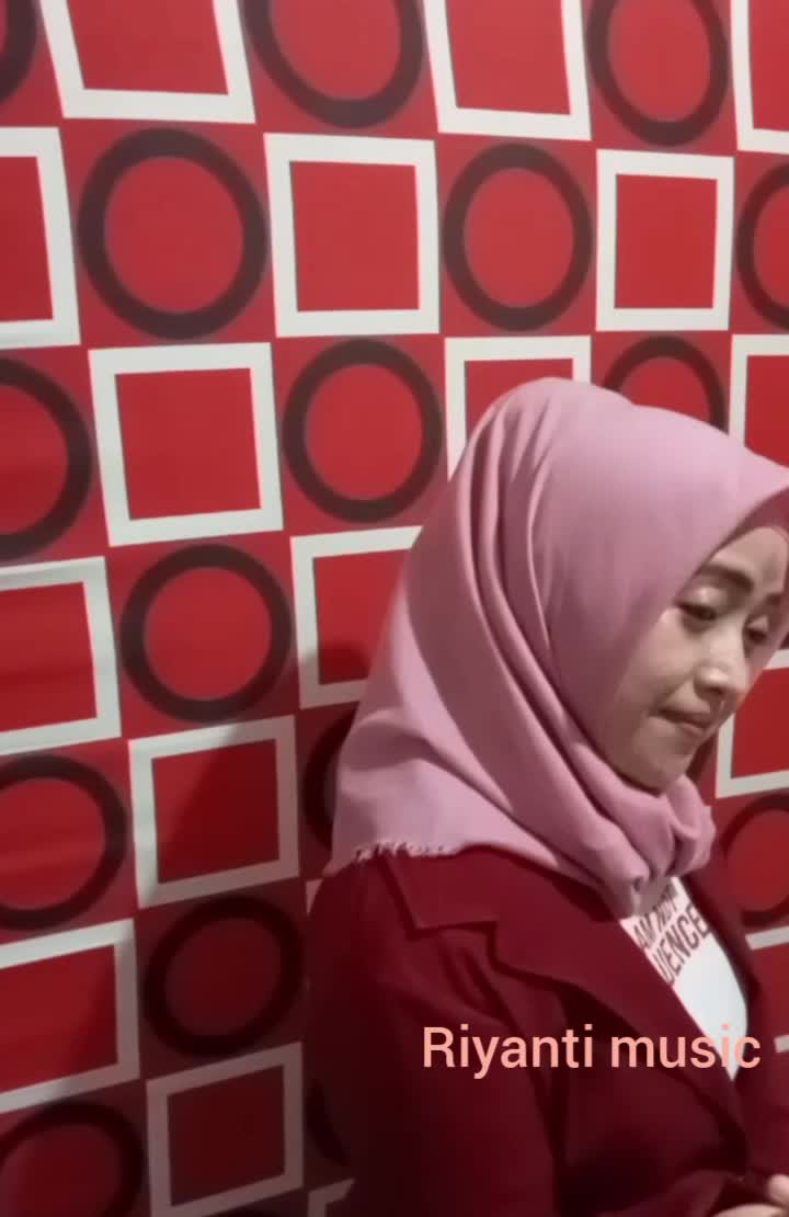 #ONLINEAUDITIONRISINGSTARINDONESIADANGDUT Nama: Siti Arifyanti,Kendal Jawa tengah Judul Lagu: Bisikan Kasih