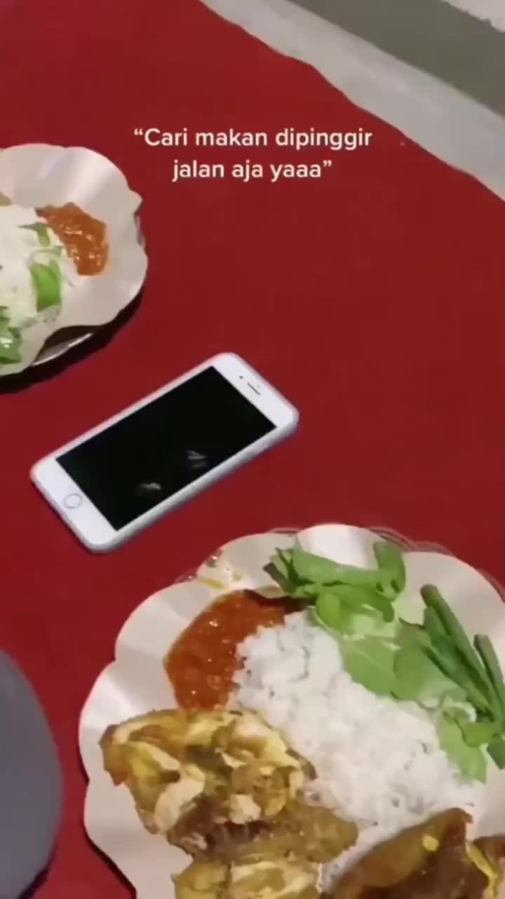 Beneran Makan Di Pinggir Jalan Dong