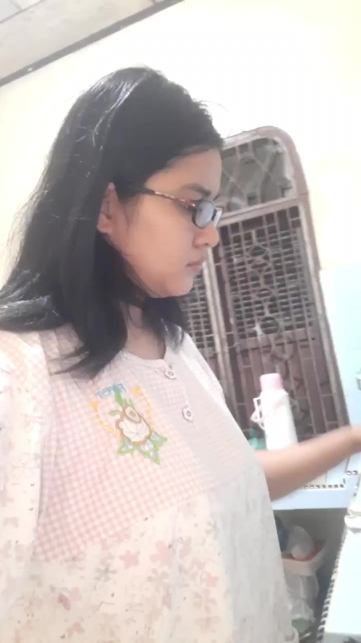 lah, dia minum. dikira istrinya masak buat makan siang kali ya? buat buka puasa atuh mas