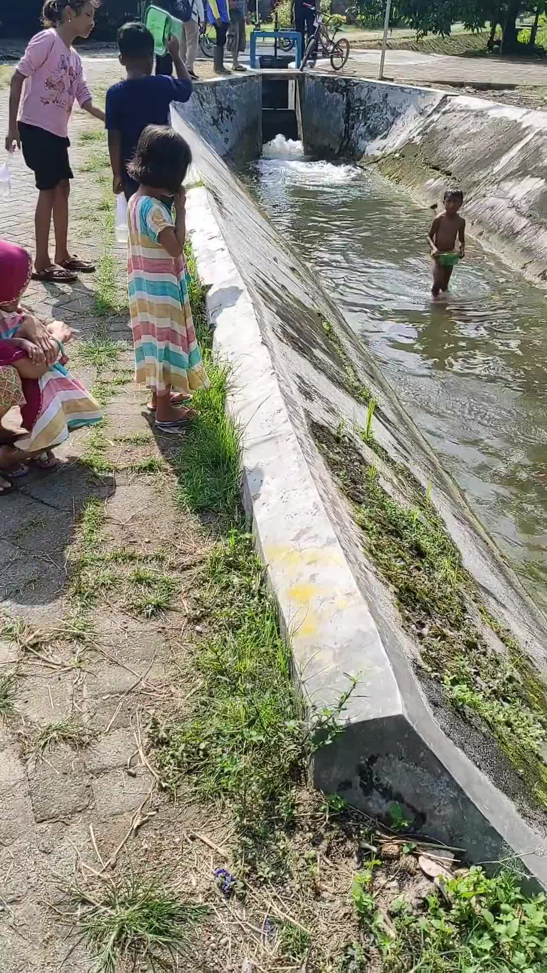 nggak usah jauh2 ke Swiss. di kampungku Blora juga bisa berenang di sungai 