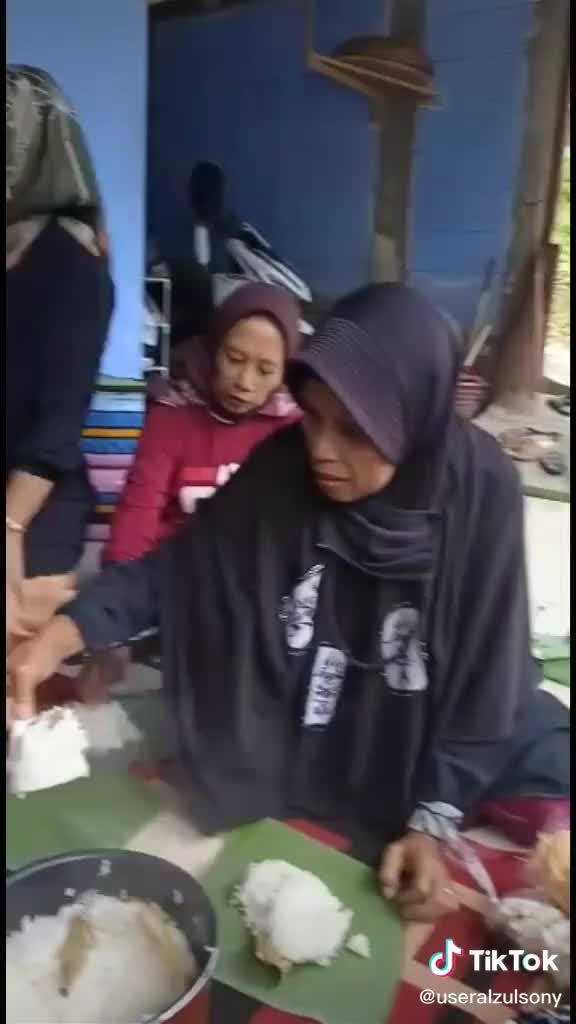 bantu vote,like n share yah....botram makan bareng di kampung bikin silaturahmi terjaga antar sodara