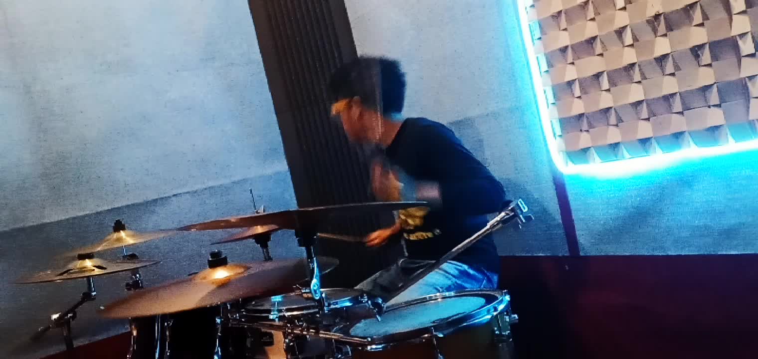 Ayo tonton dan dukung video Show my talent, Hallo Surabaya... Hallo Indonesia..    Hot.. hot.. hot.. sambela².. sambel² lado.... bersama... 