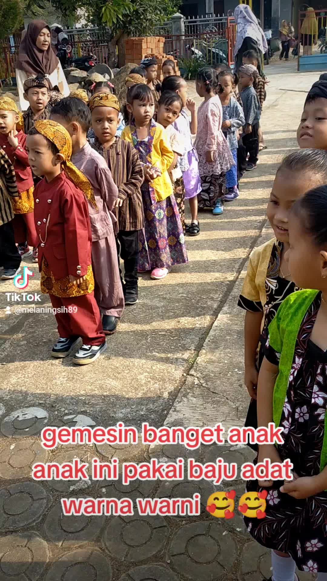 anak TK pakai baju adat