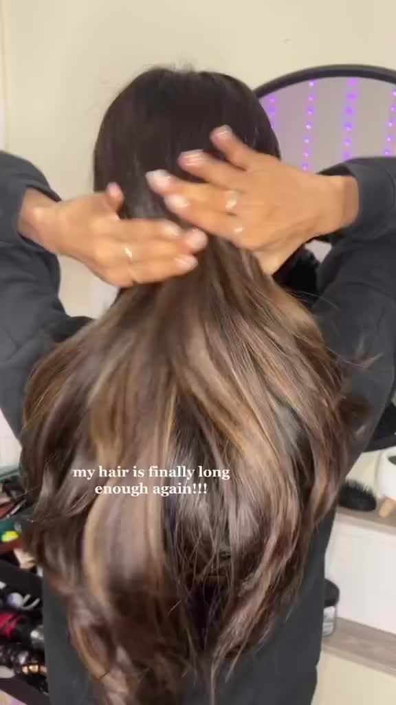 Enaknya kalo punya rambut panjangg☹️