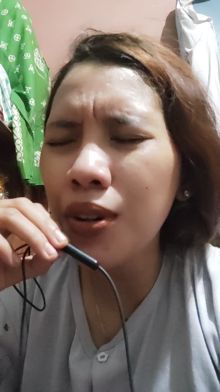 entah macam mana suaranya dengarnya ?