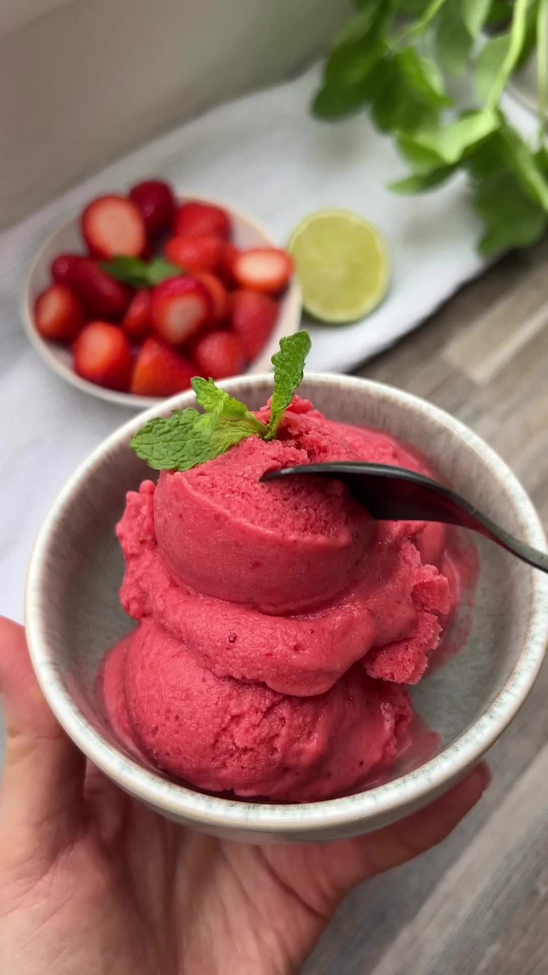 Bikin strawberry sorbet pake 4 bahan aja