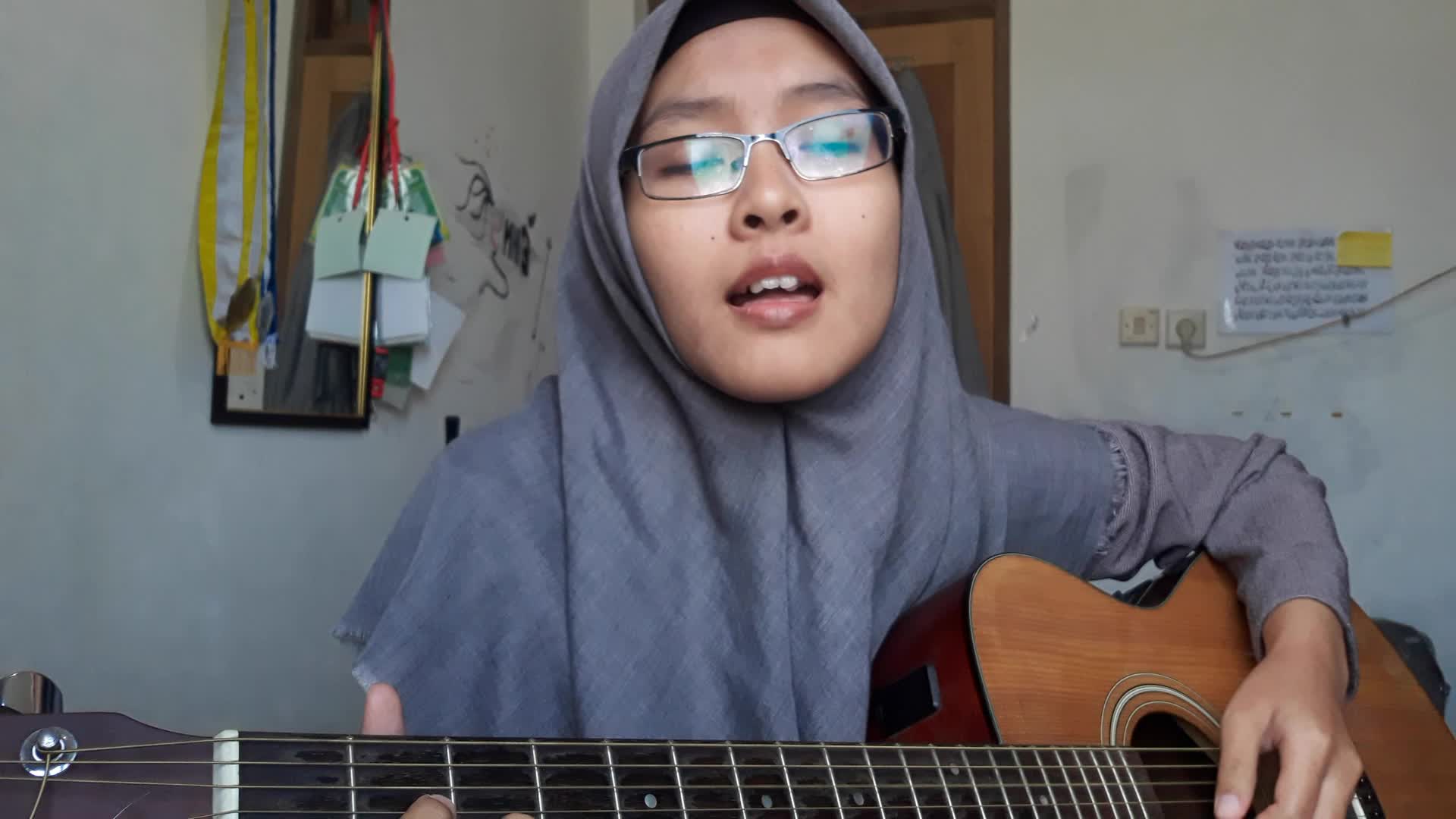 Elinsia Tahana Prananti (hanya seseorang yg gemar menulis, bermusik, dan berbagi cerita di depan bykk orng)-Al-i'tiraf #voiceoframadangtv  