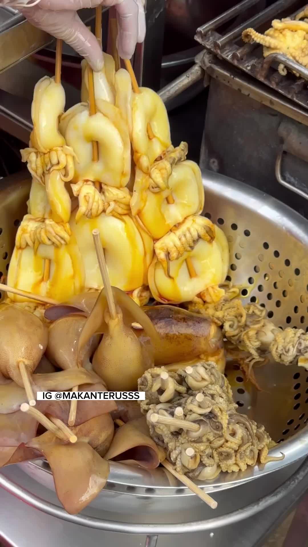 BEST CHARCOAL GRILLED SQUID. Menarik abis sih ini cumi-cumi dan octopusnya disini. Dengan ukuran yang besar juga