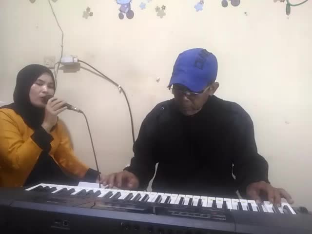 behind the scene# lagi bikin lagu tinggal 2 bait Ending " Ee"h kucing loncat ikut main keyboard # 