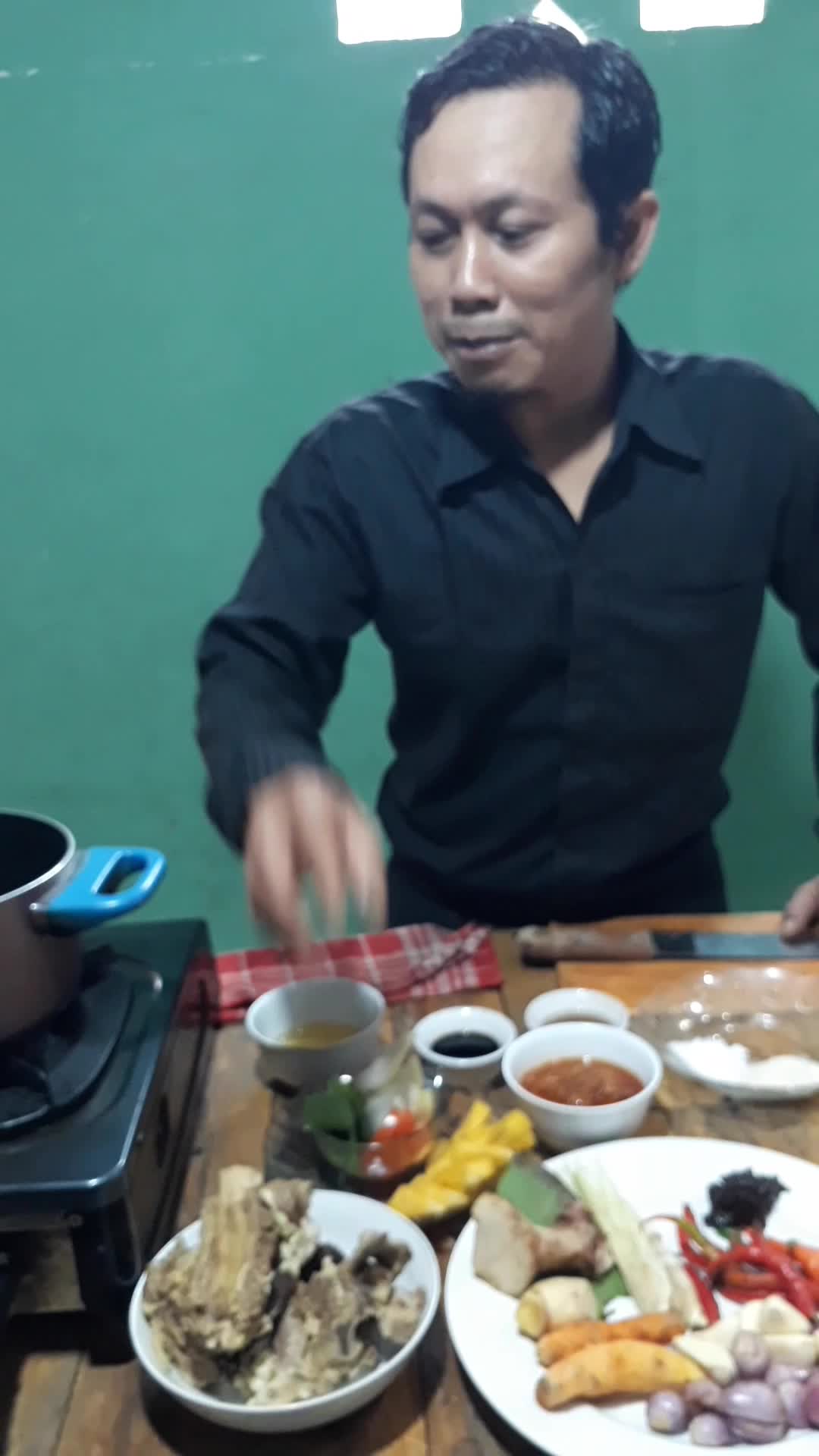 sudarto dari Palembang menu Pindang tulang Panggang khas Palembang