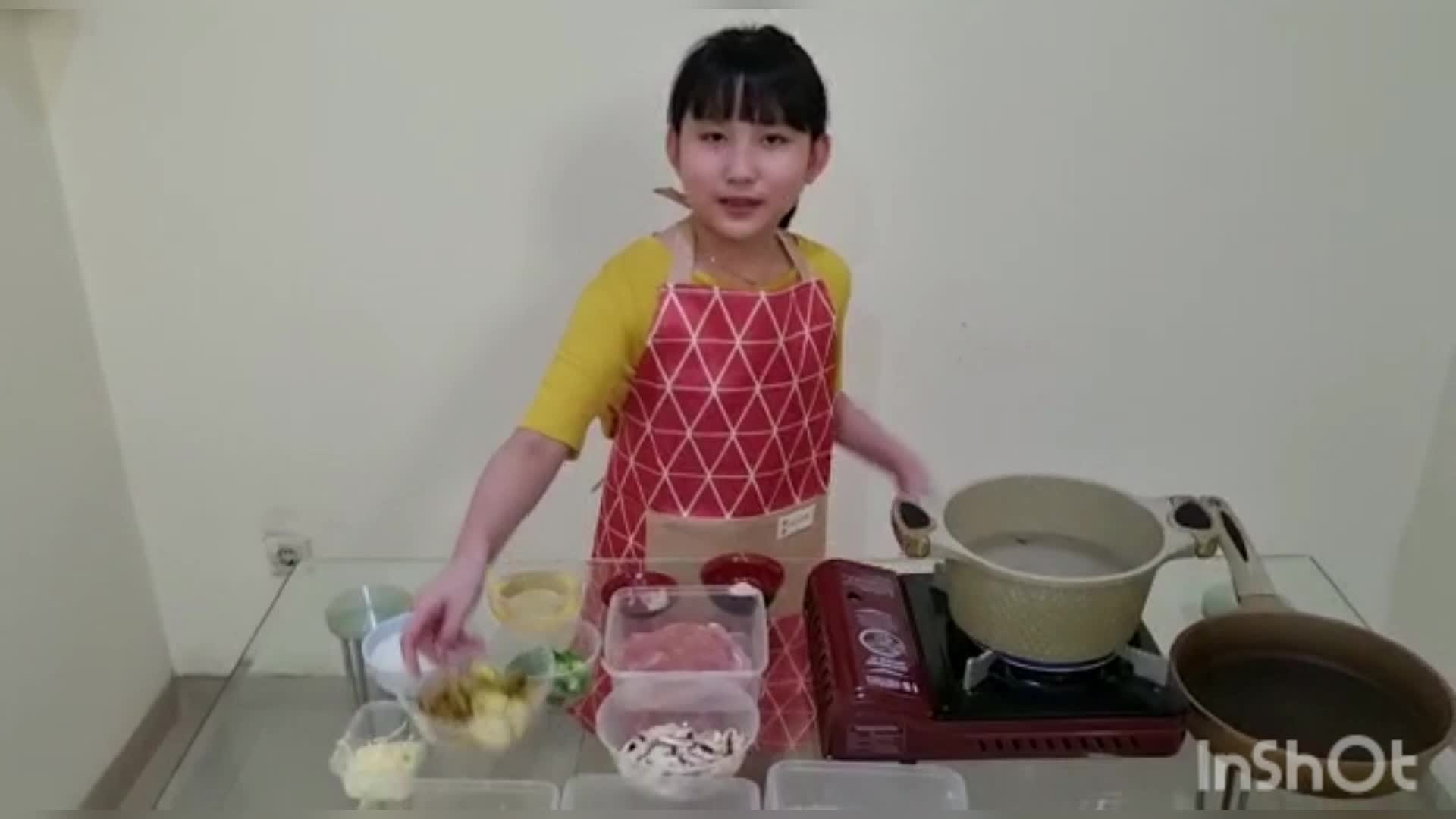 Halo semuanya! nama saya Chloe umur 10 tahun. saya suka memasak sejak umur 7 tahun. cita-cita saya ingin menjadi profesional chef.