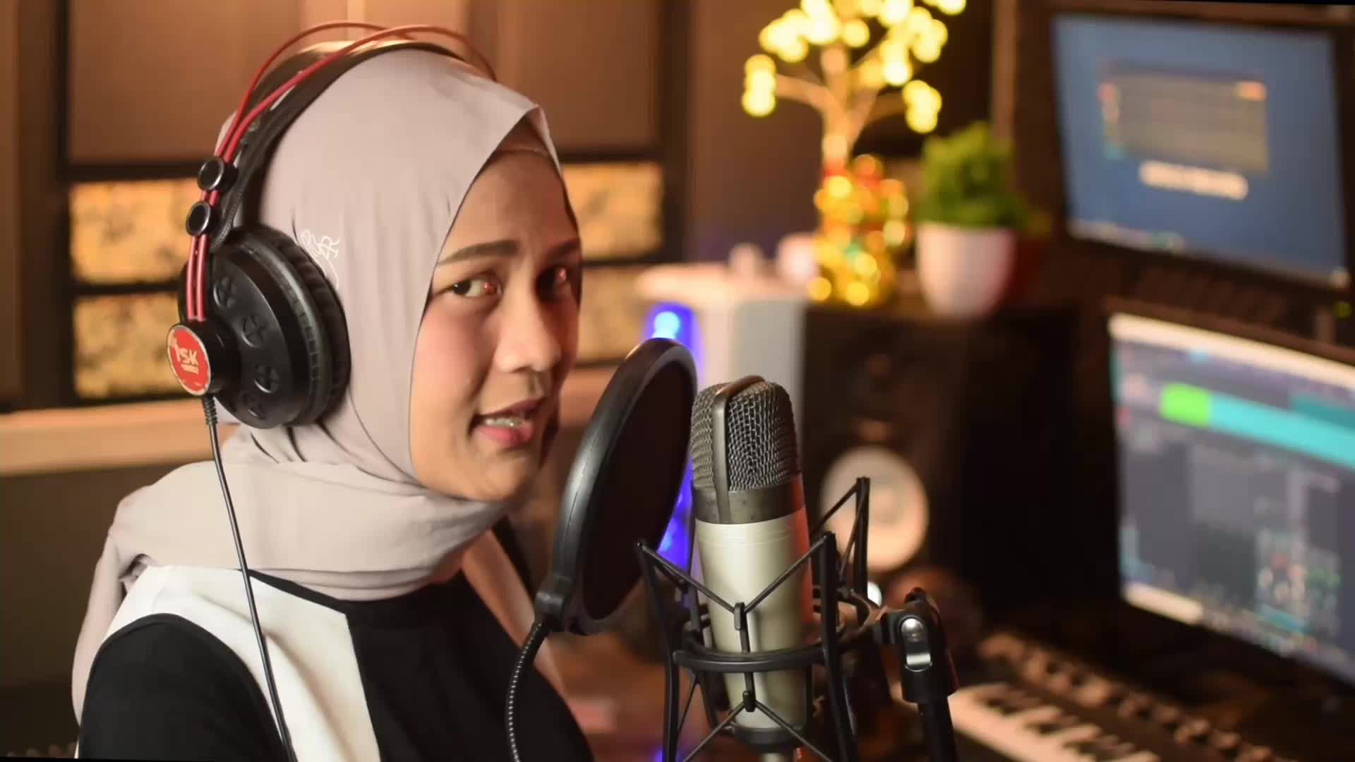 Ade Govinda - Tanpa Batas Waktu (Cover by : Litha). channel youtube "Herlitha Destrianasari"
