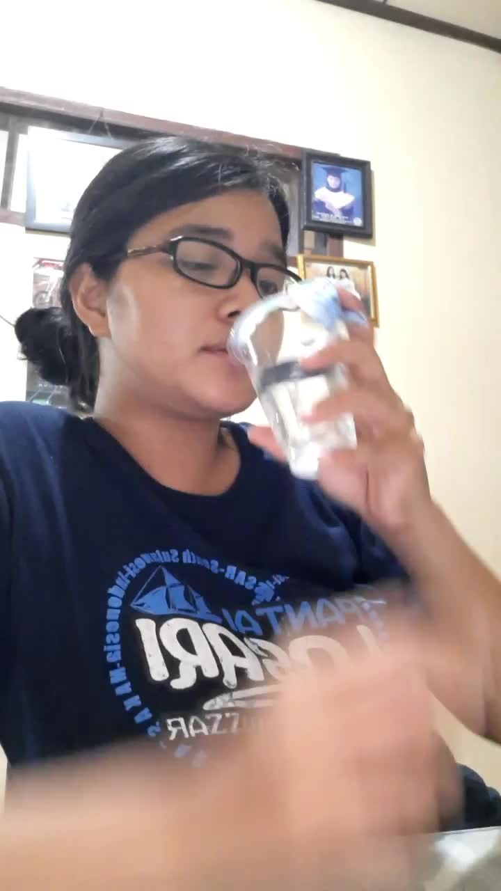 minum dulu neng, jangan ngomong terusss