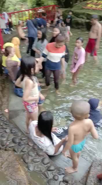 VLog Ciater pemandian Air Hangat kenan lagi mandi kehujanan toLong bantu Love vote foLow share coment di buang sayang thanks for watching 