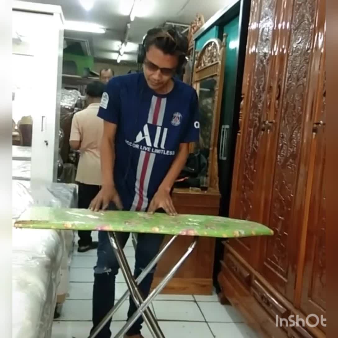 Ku Ambil Meja Gosokan Lalu Kumainkan, KERJA BOLEH CAPE TAPI JANGAN SAMPE MENGELUH. dan Hiburlah Orang yg Seperjuanganmu.