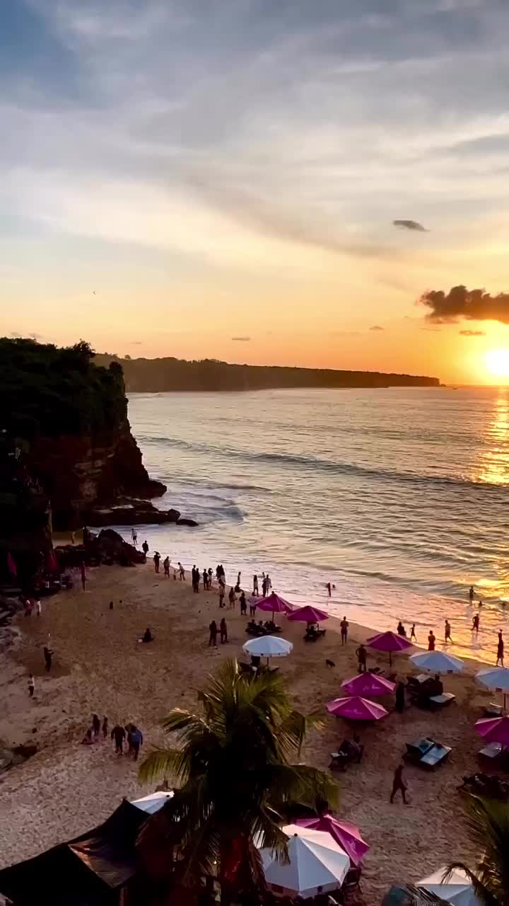 Does anyone here loves to see sunset view from this place? 😍 This is one of iconic Uluwatu’s sunset view through