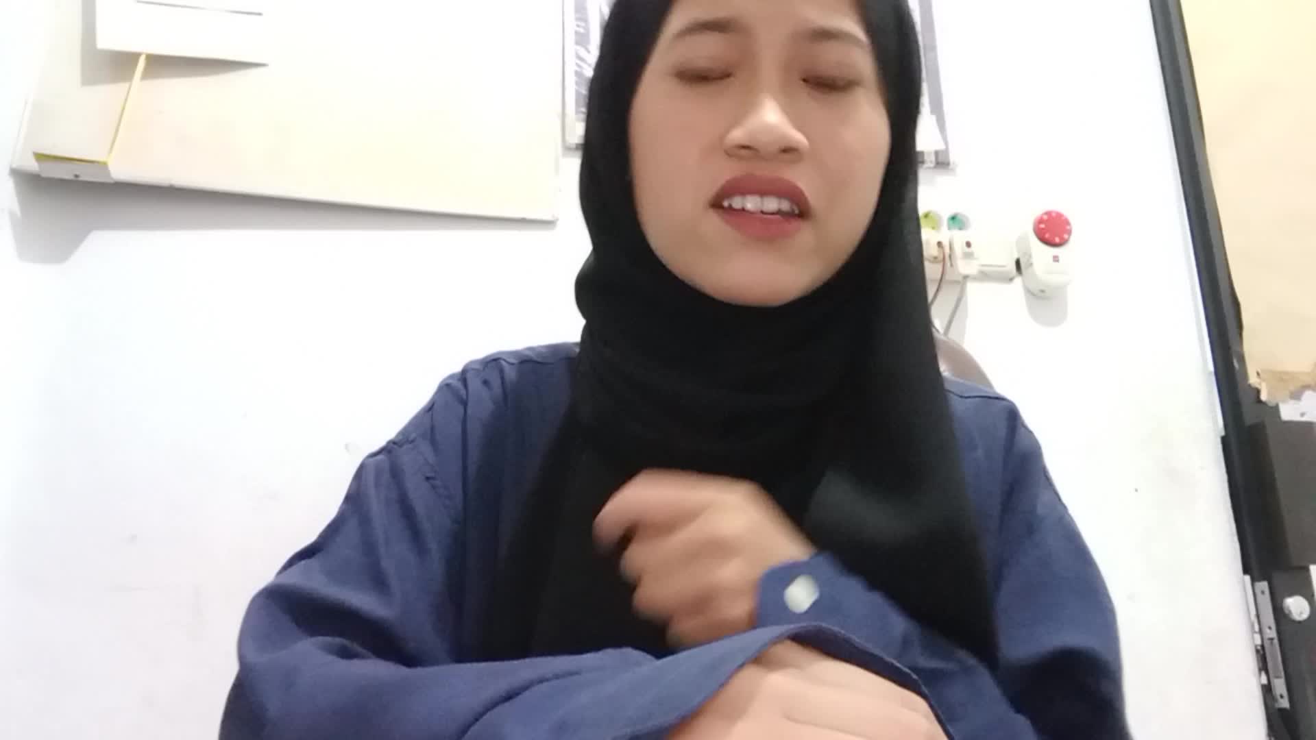 Nama: Tiara agustianingsih, Umur:18thn, Kota asal: Kalideres, Judul lagu Pop religi(Alangkah indahnya), Arabic(Inna fi jannati) 