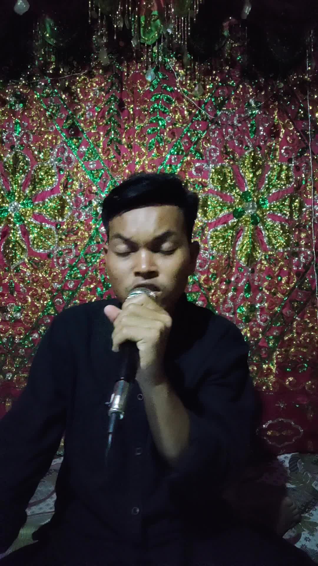 asalamualaikum warahmatulahi wabarakatu Perkenalkan nama saya Akbar saya akan menyanyikan lagu yg berjudul Mahal MEGIZET