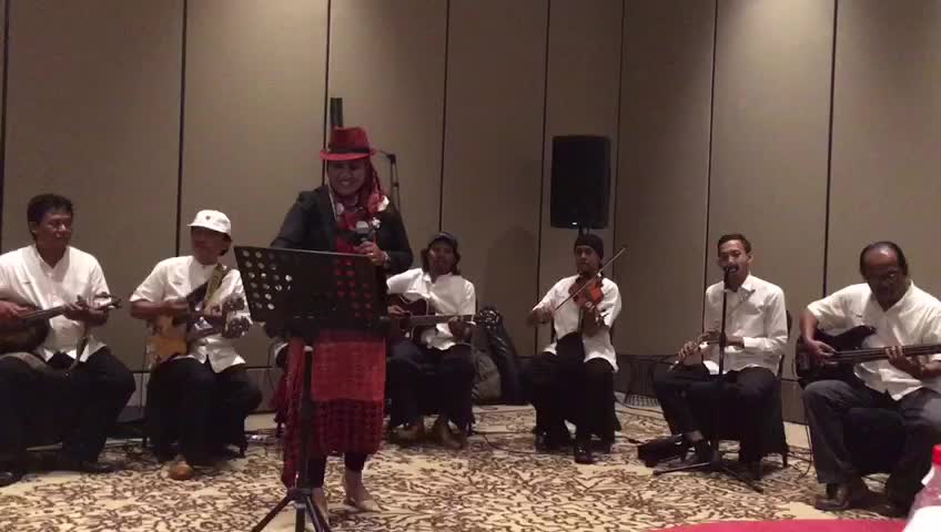 LUKY ERNA ASTUTI, 38 th asal kota SIDOARJO Lantunan langgam keroncong " LAYANG KANGEN "