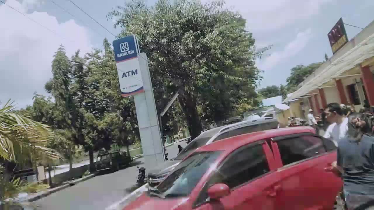 di Roxy sebelah yang di kota Maumere inilah di Roxy Sulaiman kota Maumere di jalan Thomas di sebelah kantor lurah di sebelah pertokoan di ko